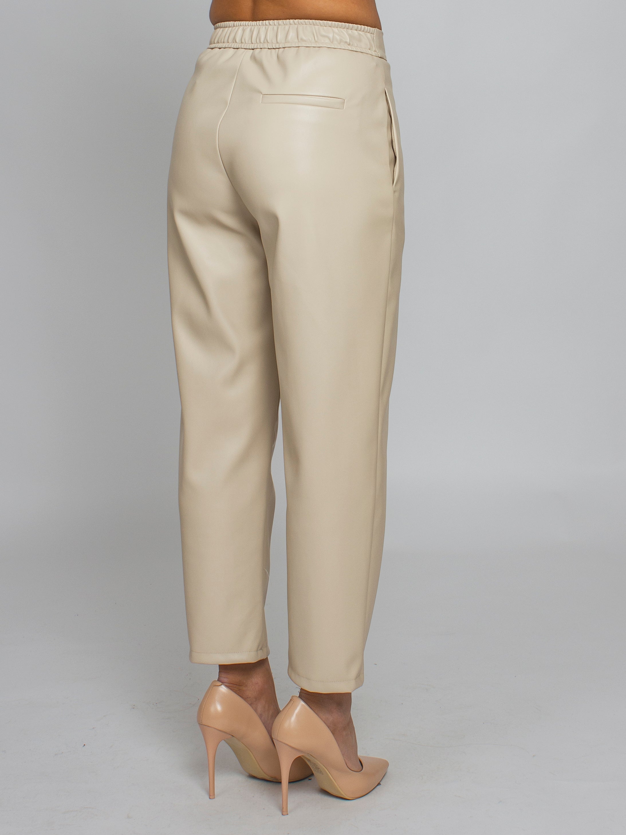 Pantalone carrot similpelle elastico dietro Vicolo